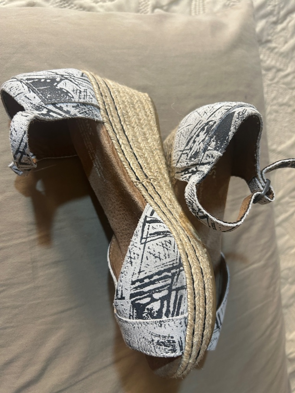 NEW TOMS Womens Grey Suede Scratch Espadrille Platform Wedge Sandal US 5.5W - Picture 4 of 6
